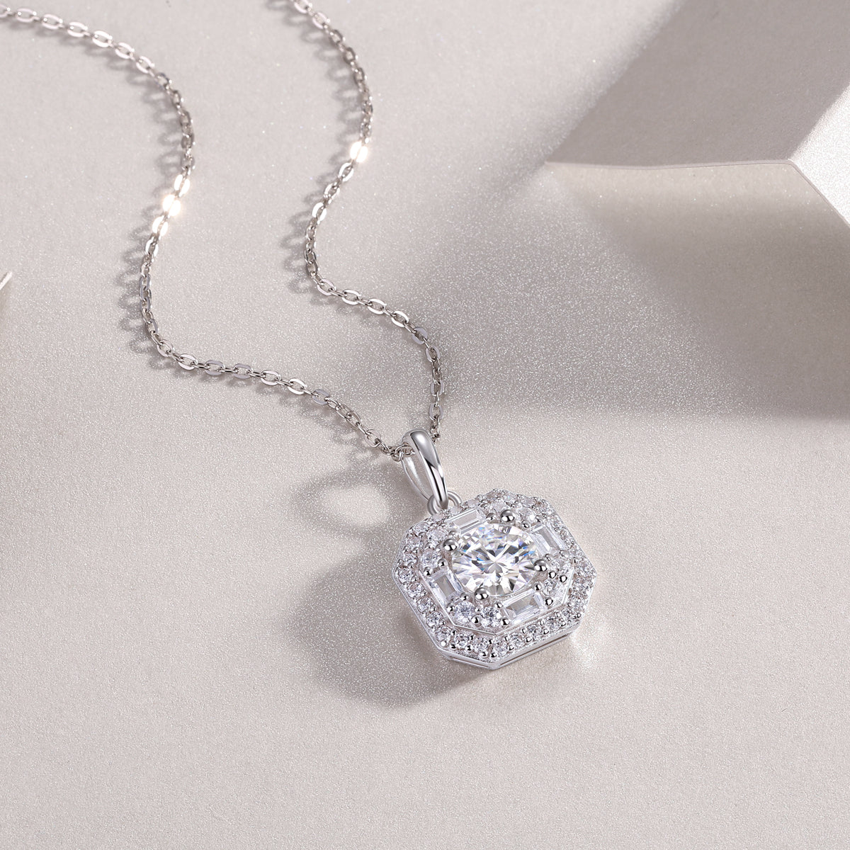1Small Square Bag - A Fashionable And Luxurious Diamond Jewelry Piece Set With 1-carat Moissan Diamond S925 Sterling Silver And Platinum-plated Pendant