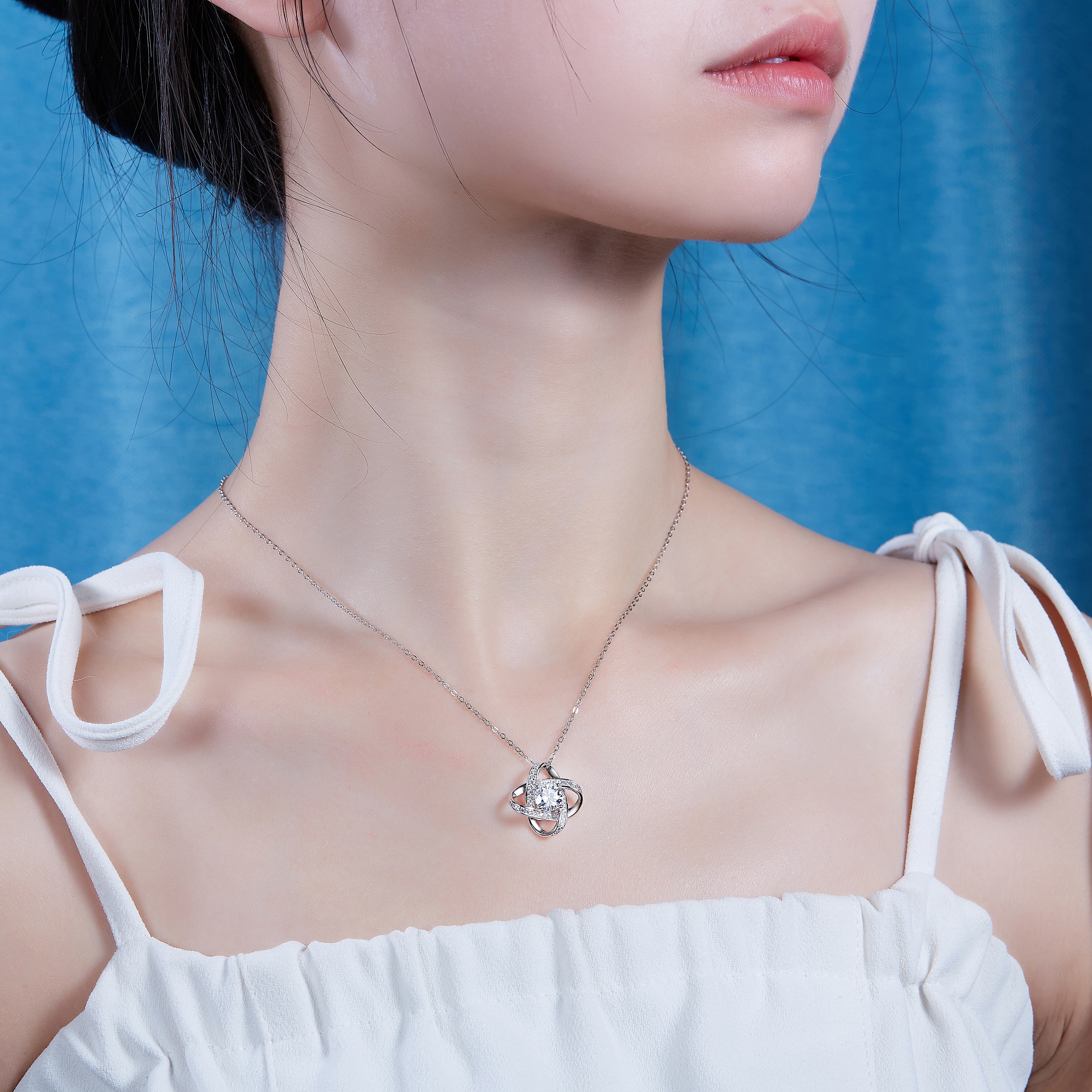 1Reciprocating - A Fashionable And Luxurious Diamond Jewelry Pendant Set With 1-carat Moissanite S925 Sterling Silver And Platinum Plating