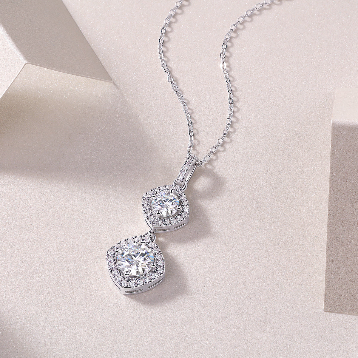 1Snowy Wonderland - A Fashionable And Luxurious Diamond Jewelry Pendant Set With 1-carat Moissanite S925 Sterling Silver And Platinum Plating