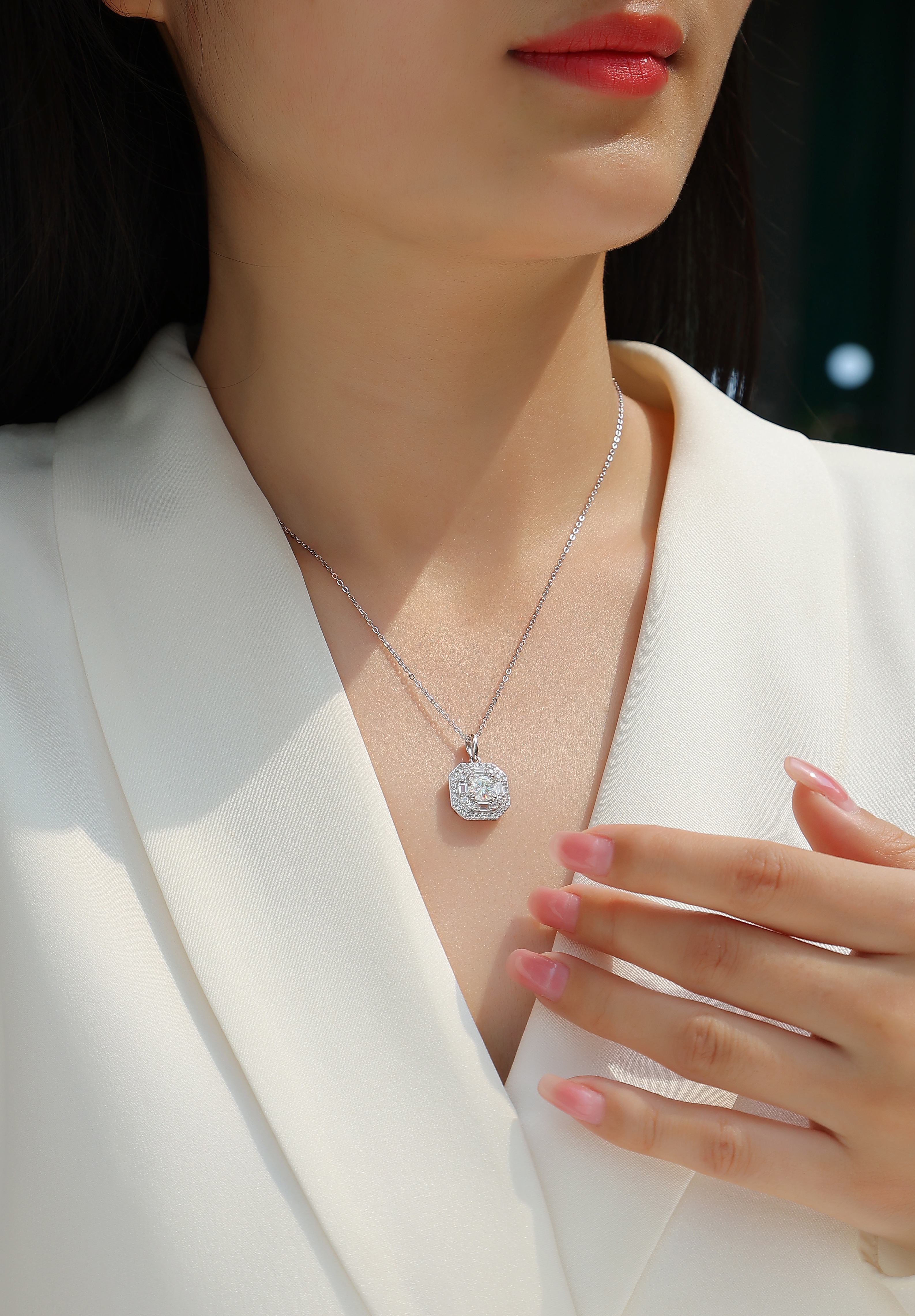 1Small Square Bag - A Fashionable And Luxurious Diamond Jewelry Piece Set With 1-carat Moissan Diamond S925 Sterling Silver And Platinum-plated Pendant